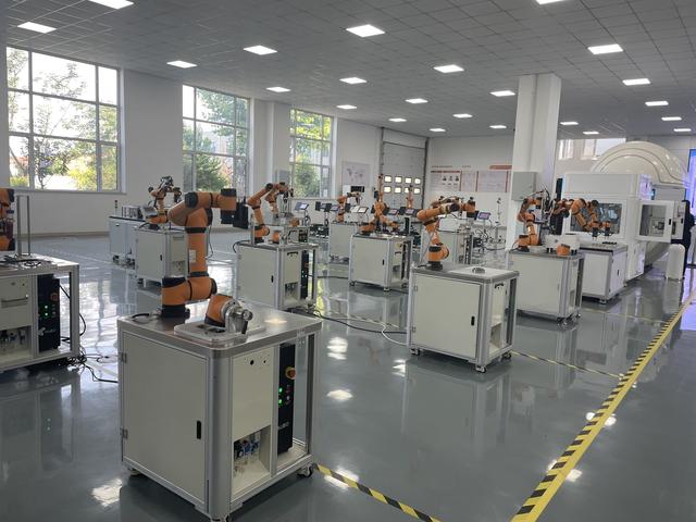 高質(zhì)量發(fā)展調(diào)研山東行|老縣衙里藏著高科技機(jī)器人工廠,它的產(chǎn)品中國(guó)女